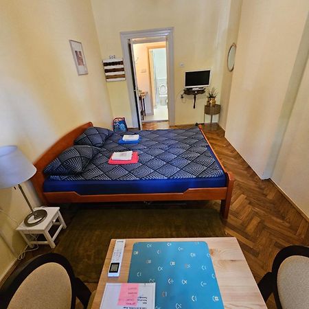 Cricket Park Hostel Belgrade Exterior photo